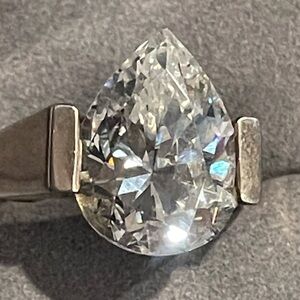 Elegant 925 Silver Teardrop Ring Size 6